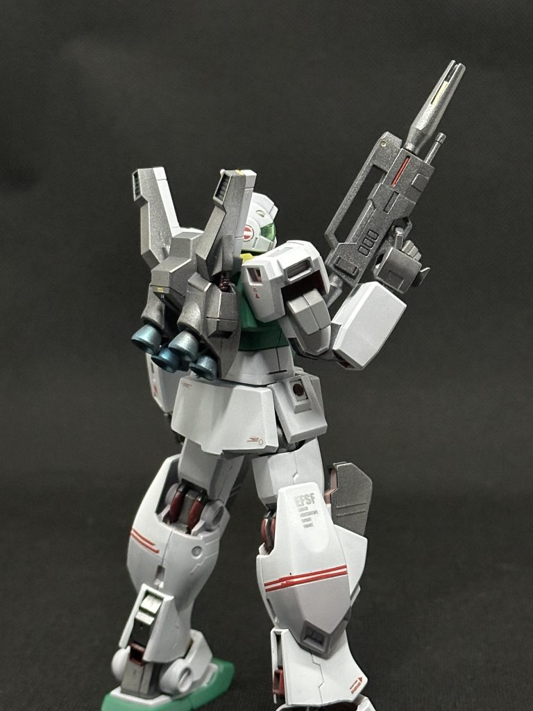 股関節部分のポリキャップを変更してハの字立ちが自然に出来るようにしています