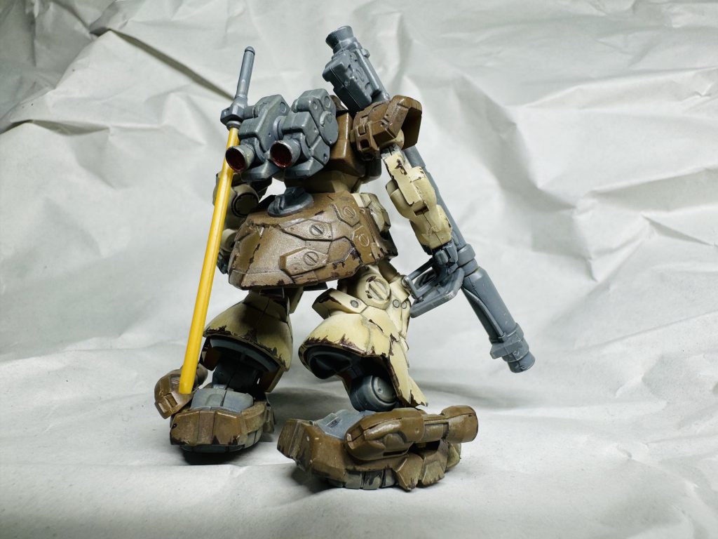 バックビュー。とにかく塗り分けが楽しいんです。細かいパーツが色分けされてると緻密さに惚れ惚れするというか。個人的にはふくらはぎのハゲチョロは我ながらお気に入りです。