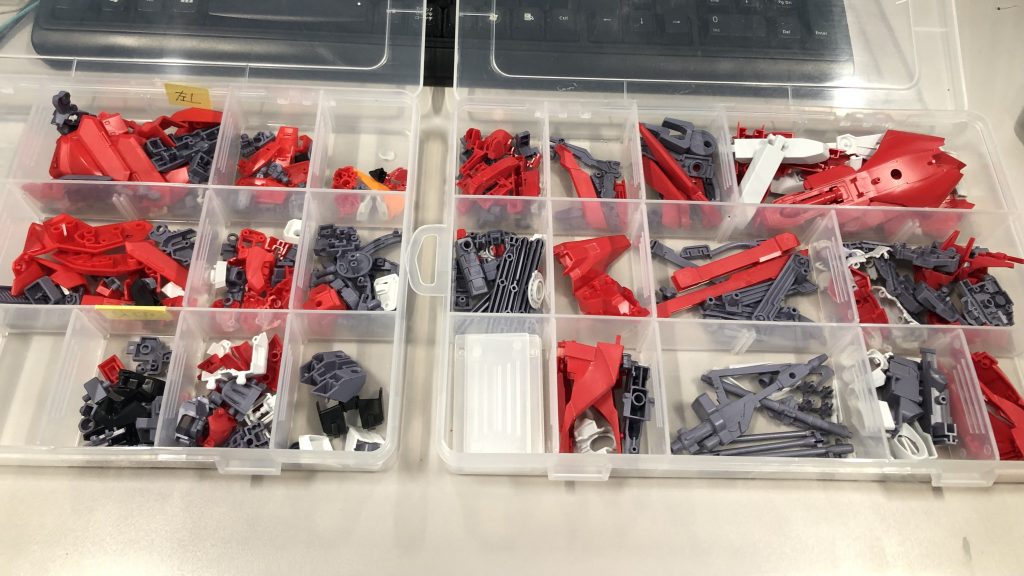 全パーツ切り出し。アクアバーザムを構成するパーツだけ切り出したのにこんな量に…しかし、どちらも新しいキットだけあって、合わせ目けしが武器以外必要のない優秀なキットです