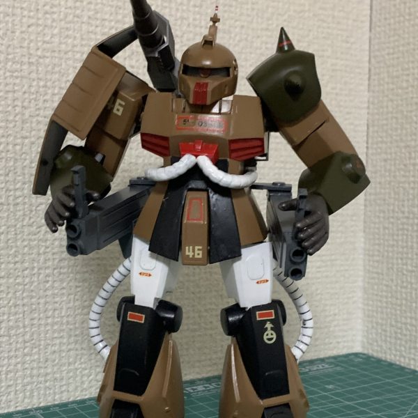 旧キット1/100ザクキャノンですが、YouTubeを見て後ハメ加工とかを頑張ったのですが、最終的に塗装したものの色が気に入らなかったので今回塗り直しを決意しました👍分割は各稼働部分をポリキャップ等で外せるようにしたので簡単に済みました‼️塗料は買ったので後は塗装していくだけ😊（1枚目）