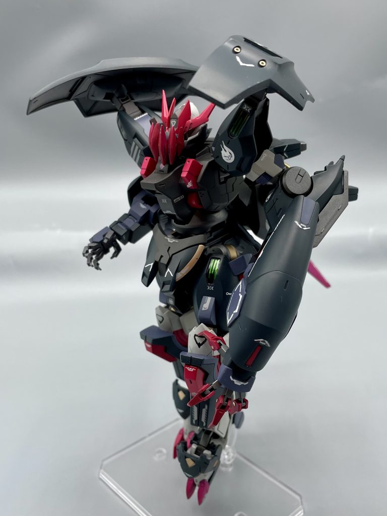 オリジナル感を出したくて、ダリルバルデの頭部パーツとバルバトルの爪で襟とマスクにしました。悪魔的な印象になったかなぁと個人的には大満足なんですが、撮影時に顔が隠れてしまうことに…笑