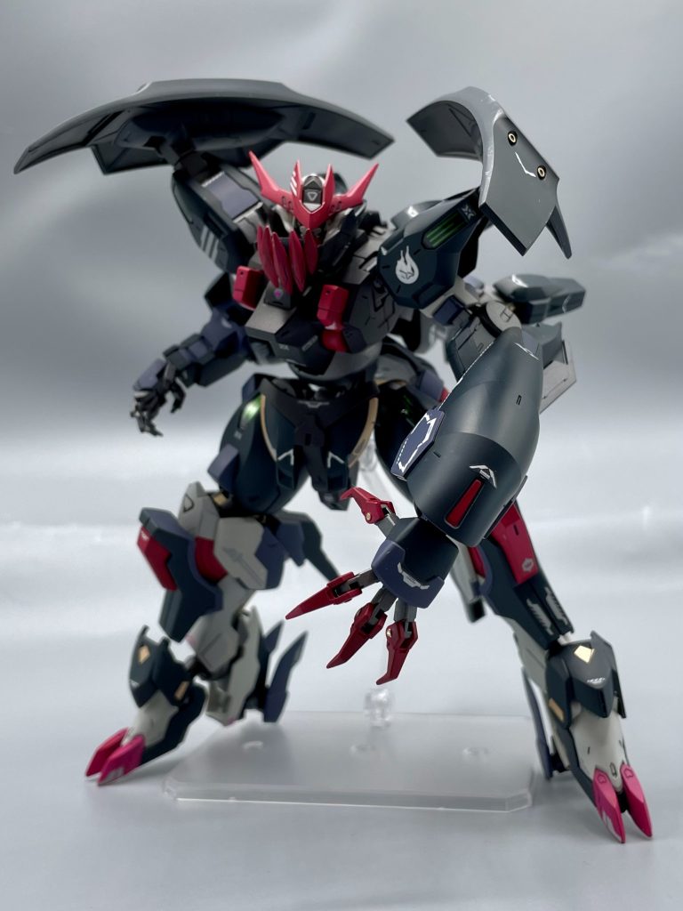 武装としては左腕の爪がメインの近接タイプ!