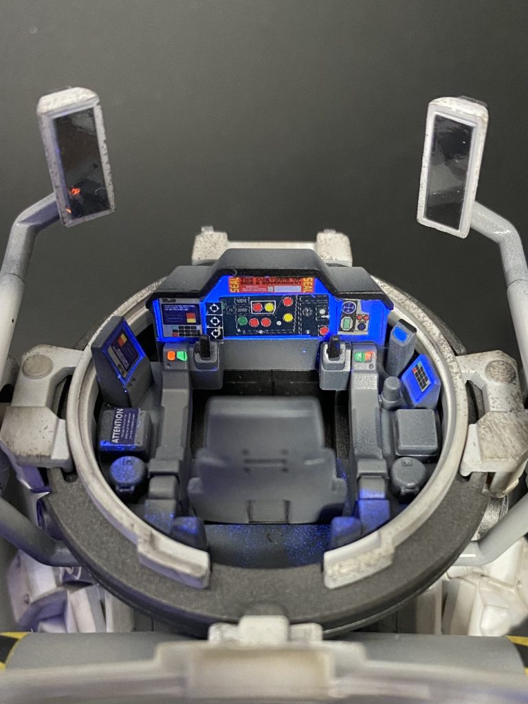 一番悩んだのがコクピットのディスプレイでした。Xウイングとか飛行機の計器類のデカールやシールを貼って誤魔化しています。どうせそんなに見えないし!と思ったら丸見えでした。