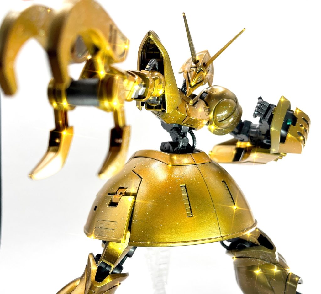 やはりこちらの機体のアイデンティティといったら、メガ粒子砲すら無効化してしまうダイヤモンドコーティングですよね!!でも私はマフィアではなく一般人で、さらに常に金欠で悩まされていますので、とてもとてもダイヤモンドコーティングをするお金なんてありません。そこでダイヤモンドコーティングを再現するために2種類のゴールドで塗装後にラメフレークを吹き付けてなんちゃってダイヤモンドコーティングを施しました!画像ですと正直ゴミがめっちゃついてるんじゃないか感がありますけど、肉眼で見ると結構キラキラできれいなんですよ??割とよくできたんじゃないかなあと思います!! わたしにもっと撮影技術があれば.....