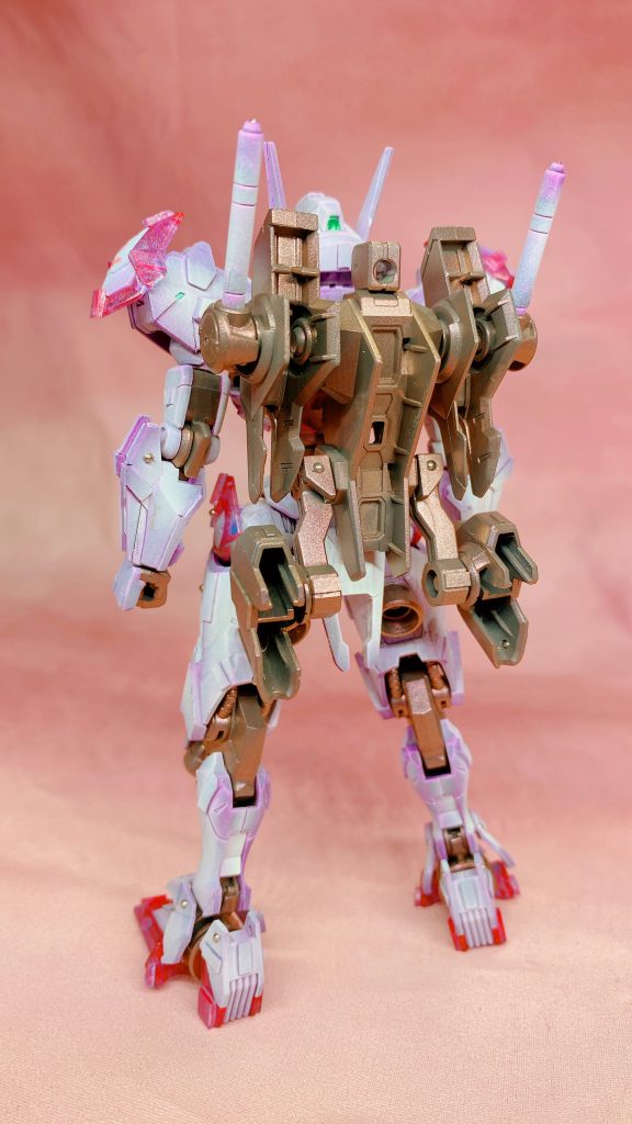 本体の制作方法は基本前回のルブリスと変わらず、筋彫りとプラ板でのディテールの追加がメインです。さすがに前回とはディテールは変えましたが💦追加工作ですが、アクアハンブラビの取り付けのためバックパック上部にジョイント受けを接着しています。