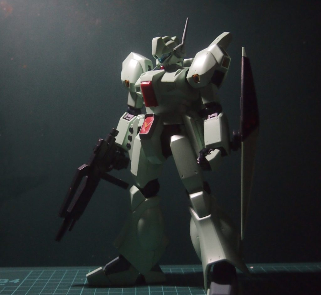 引っ張り出した状態。とりあえず黙ってつや消し吹きましたがMGはあまり作らないのでサイズが大きく、以外と時間がかかりました。