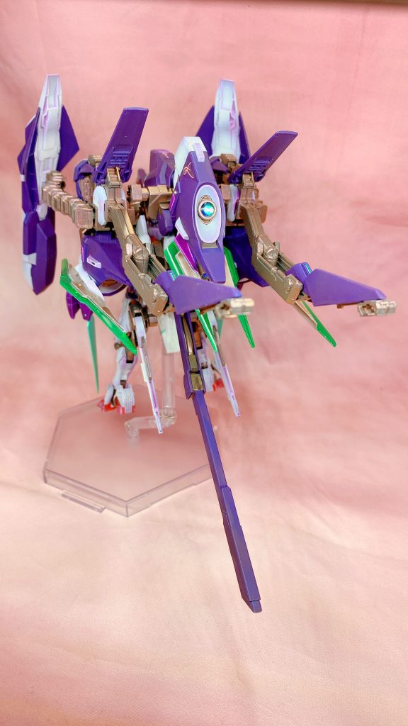 アクアハンブラビを取り付けた強襲型。強襲型用パーツとして肩部はベキルバウのものを加工して取り付け、手持ち武器として同じくベキルバウからブレードを拝借。そのまま持たせるとプラプラするので武器側に3mm棒を追加しルブリスの腕に取り付け出来るようにしてます。胸部はルブリスのシェルユニットに3mm穴を開け、スタビライザーを接着。スタビライザー裏面にルブリスをもう一個使ってバックパックのライフル取り付け部を移植して取り付けました。中央ブースターにはジャンクのダブルオークアンタからGNドライブを移植してます。これでトランザムが可能です笑頭部マスクはアクアハンブラビに付属のマスクパーツを拝借しネオジム磁石をマスクとルブリス頭部に埋め込んで取り外し出来るようにしてます。