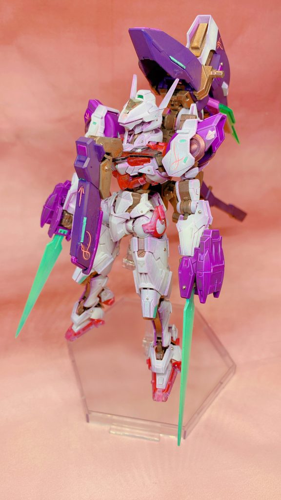 サイドのブースターを取り外して。デカールは、ルブリス本体には水星の魔女デカールを。アクアハンブラビにはハイキューパーツのトライバルロータスを使用しました。GNドライブのレンズは偏光シールを使い、100均のUVジェルを使いました。