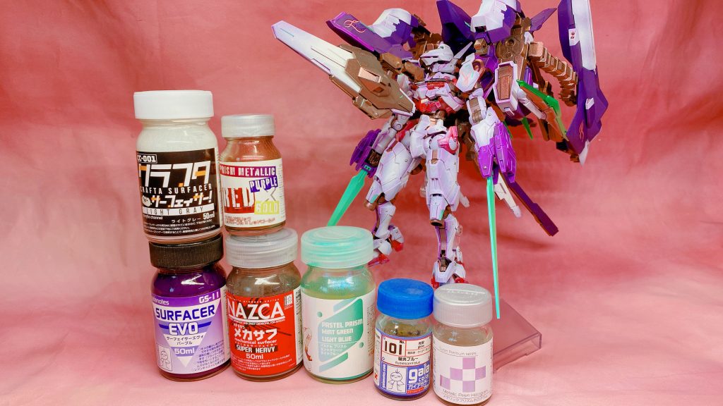 使用塗料。基本、下地にはサーフェイサーエヴォのパープルを使用して各色、薄めに色を乗せてます。関節はメカサフスーパーヘビィ→プリズムメタリックレッドパープル✖️レッドゴールドを吹いてます。ソリッドクリアのパーツはメタリックプリズムホログラム→蛍光ブルーを吹きました。