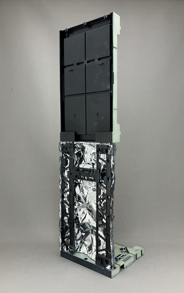 ・ジオラマはディスプレイベースの柱を使って高さを出しました。岩部分はジオラマ造形シートと石こうで作り、アクリルガッシュを塗りました。