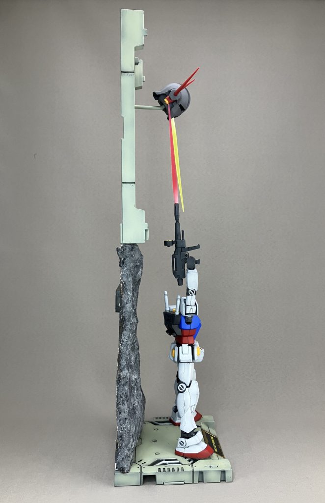 ・横から見ると高さの割に細いジオラマです。