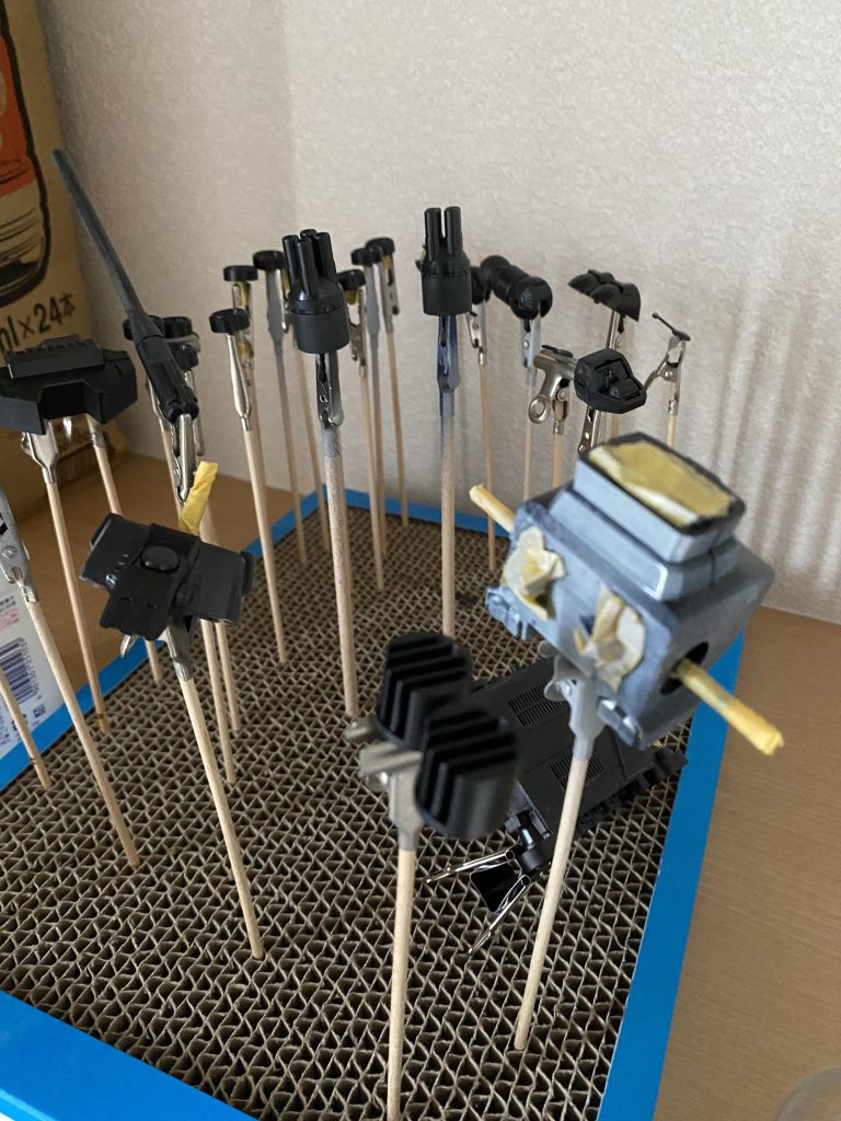 サフ吹き前。体を少し吹いた後に、軸のマスキングをするのを忘れていることに気がつきました。マスキング忘れて、誤って軸を太らせてしまったことは何度もあるので、いい加減に覚えろよって自分でも思いながら作業をしていました。