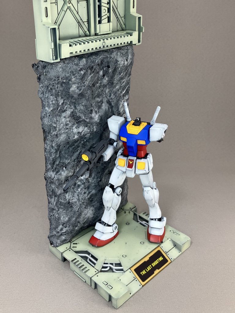 ・半壊ガンダムはジオラマには固定していないので動かせます。