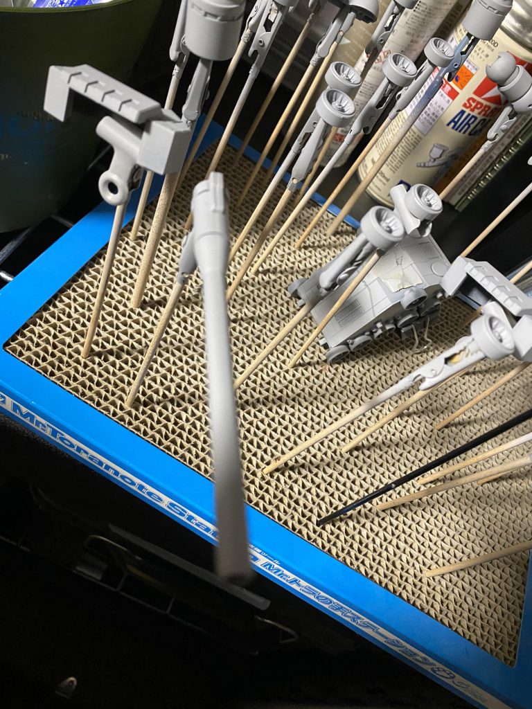 サーフェイサーを吹いたのですが、砲身の合わせ目が気になるので、サイド合わせ目消しを行いました。