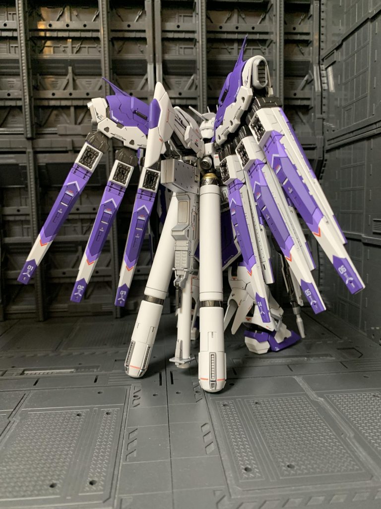 背後から。ファンネルが思ったより、ボリュームがあり通常のνガンダムと印象が大きく異なります。