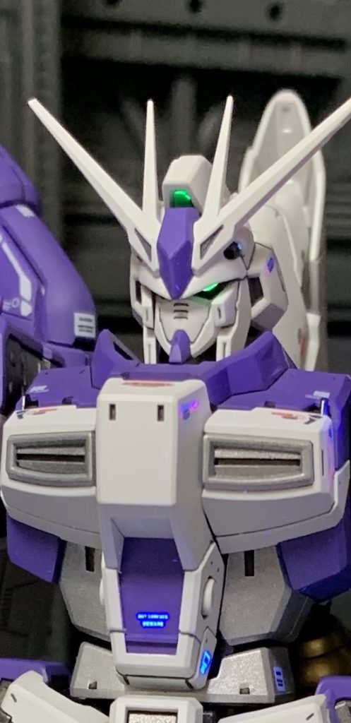 ツインアイは蛍光塗料で光ります。