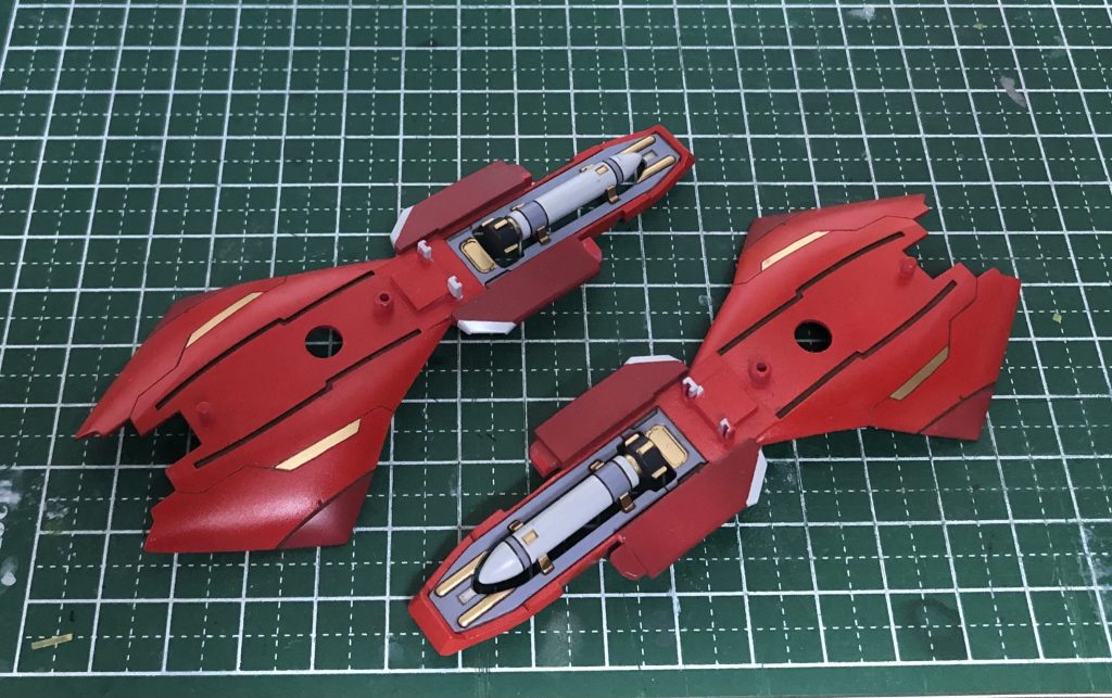 アクアハンブラビを組んだ人が必ず通る鬼門。ミサイル部分も含めてコレで1パーツなのでマスキング地獄でしたね。アクアハンブラビをもう一台作りたいと願う心をへし折るくらいのカロリーでした。一発でうまく塗れて本当に良かった。