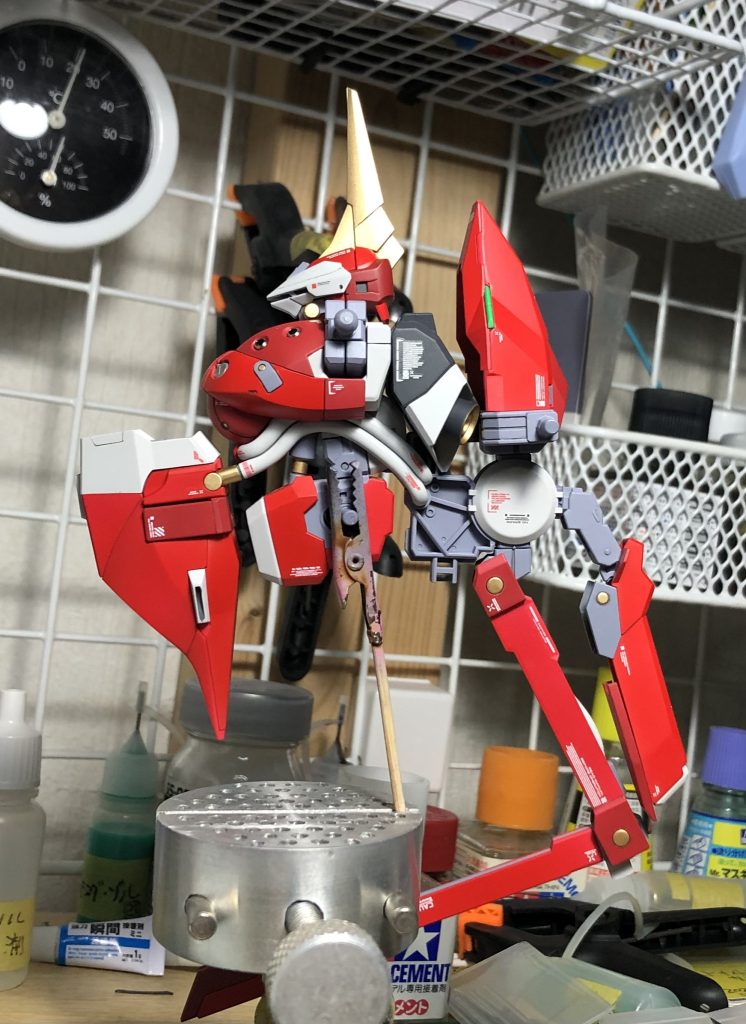 組み立て途中メカメカしさと異形感に脳を焼かれました。