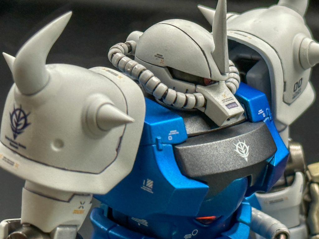 庇は前傾させてます。ヘルメットと胸部ににスジボリ追加。アクセントにプラチップ貼ってます。