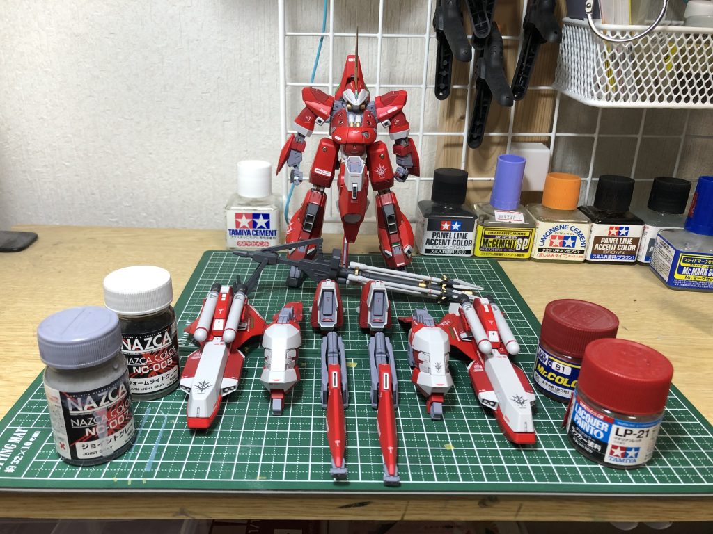 カラーレシピ写真の塗料のほか、黒:メカサフスーパーヘヴィゴールド:スーパーリッチゴールド