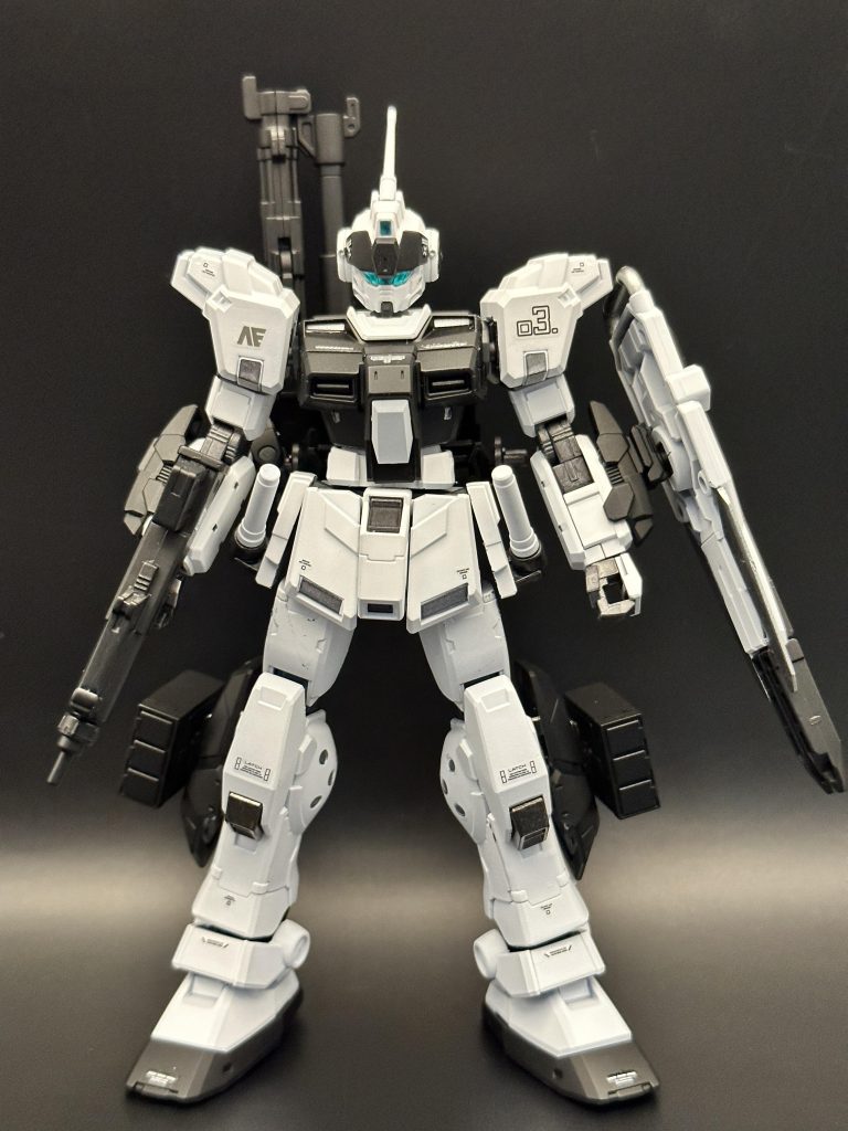 黒い部分はいつもの黒サフ関節はガンメタサフ白はガイアホワイトシルバーはマスキングにて塗り分け。(分かりづらいかも…)今回ボーンミラーによるメッキ塗装もバーニア等にやってます。全体へのトップコートはボーンミラーが曇ってしまうので今回は無し。