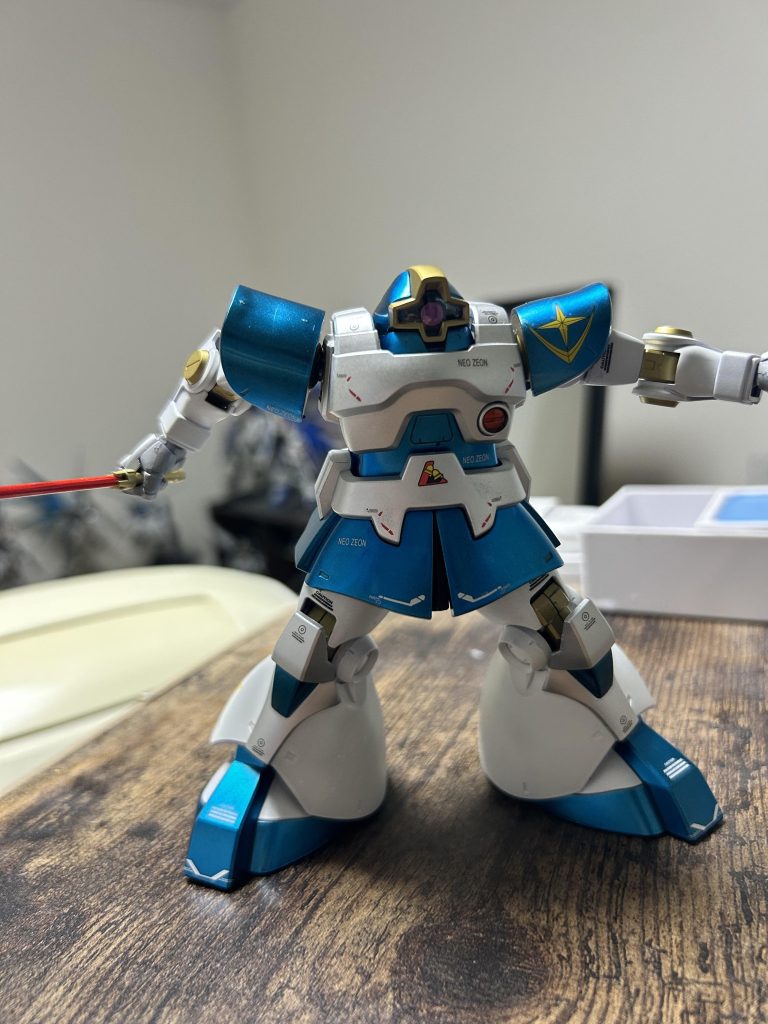 アップで。胸や腰のアーマーはつや消しシャインシルバーですが、写真では白に見えますね。