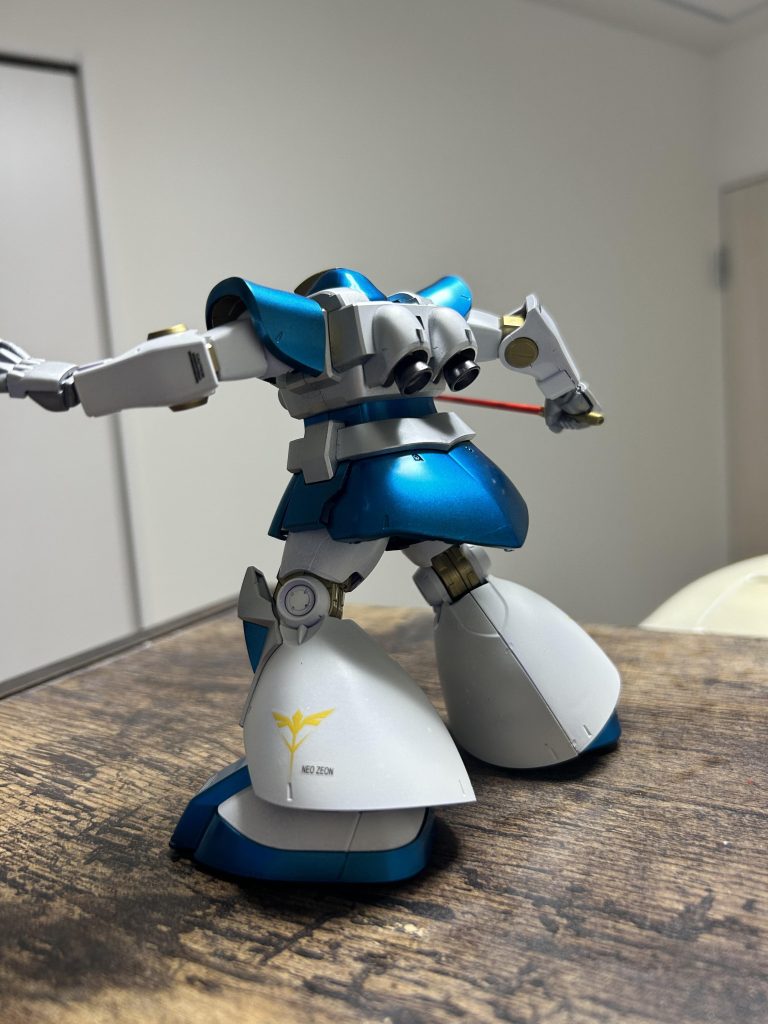 後ろから。まだ合わせ目消しの技術はない為、やってません。