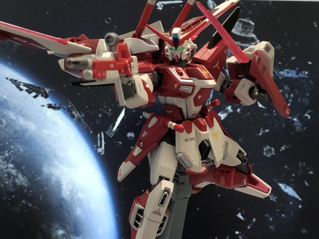 与太話はこれくらいにして、夏頃から続いた赤くて格好良いガンダムの追求、なんとなくひと段落というか自分的には満足した感じです。気がつけばサンタクロースの季節ですね。色変え部分は下地に水性サーフェイサー使ったり、使ってなかったり…赤：水性ホビーカラーレッド黒：水性ホビーカラーブラック白：水性ホビーカラーギンセンカシルバー：水性ホビーカラースーパーファインシルバー関節：水性ホビーカラー赤鉄色眼：アクリジョン蛍光グリーンビームシールド：裏から水性ホビーカラーステラグリーンをほんのりとデカールは有り合わせを。マーキングはZZ汎用あたりをだいぶ使いました。仕上げは水性つや消しクリアーで。