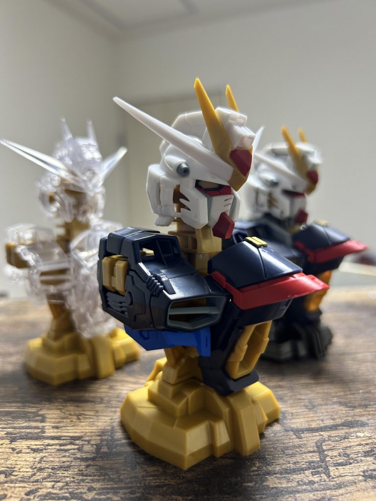 外装のみのやつ。ツインアイの外側のみ、黒く塗装しました。