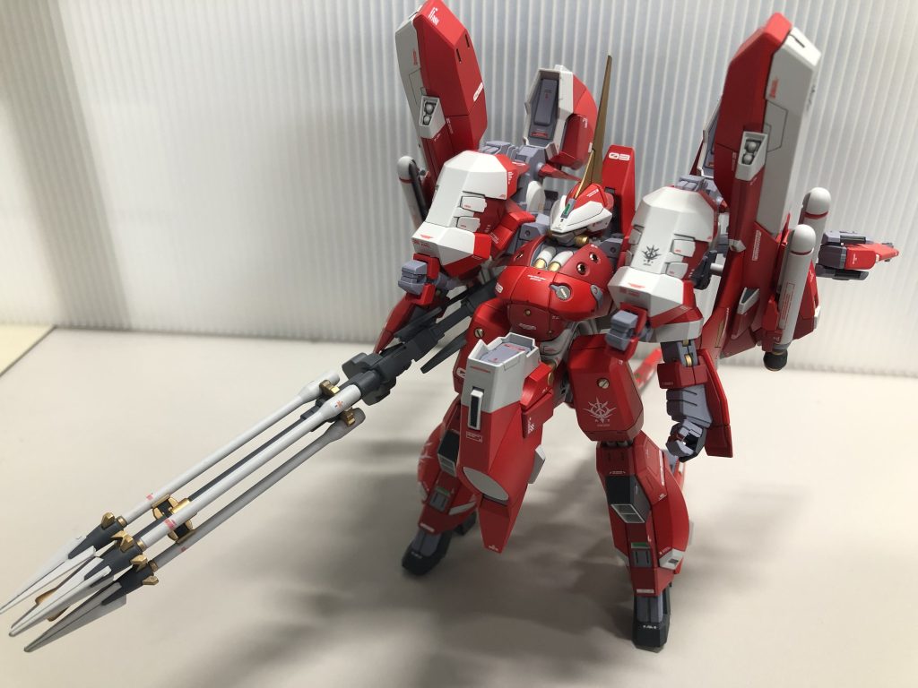 全身前から作る前に思ってた以上にゴツくて、異形で、かっこいい!トップヘヴィなシルエットなのに、尻尾?なしで余裕で自立するバランスも素晴らしい!