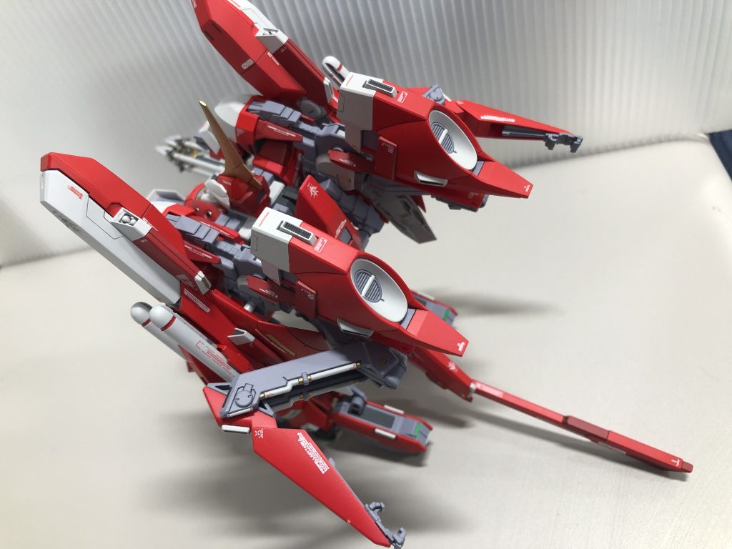 上後方からなんとなく、上から見た時にハンブラビ味が出るように、ミサイルをマウントしたユニットや赤い三角のスラスターユニットは、説明書の付け方とは異なります。建機さんのデザインでもこんな着き方ですし。