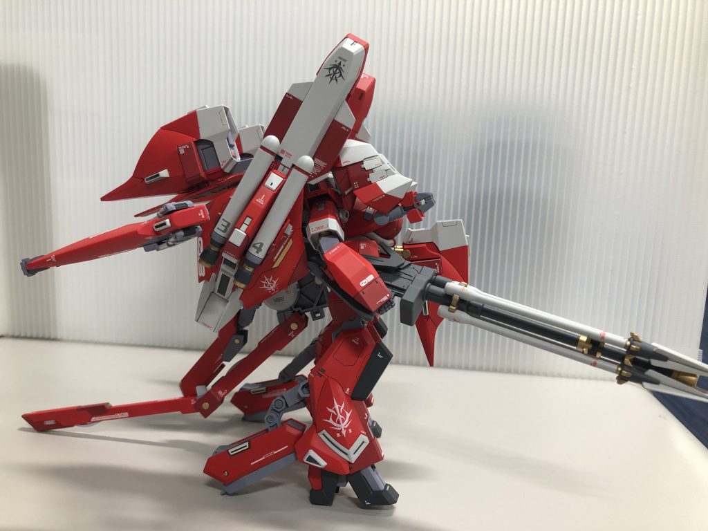 真横からミサイルをマウントしているユニットが特にお気に入り。ユニットで顔が隠れるとシルエットの異形感が際立ちますね!