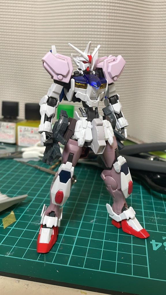 頭部はジェミナス 肩部は旧ストライクの物を3mm軸接続できるようにしてあります脚部は00ガンダムをベースに余剰パーツなどでディテールアップしてあります