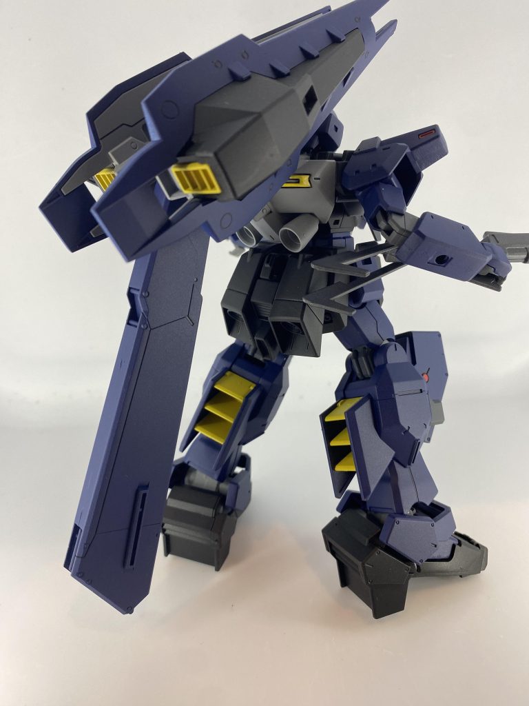 背面シールドブースター2枚に加え、デザインのバランスを考慮してヘイズル2号機のブースターを装着。 リアスカートにもバーザムのバックパックを追加し、公式のヘイズル系以上に高機動に見えるようにしました。