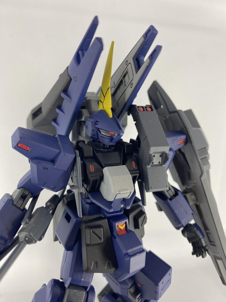 見ての通り頭部はバーザム、かっこいいです。 プリムローズ(雑誌付録)から流用した胴体は細身なので、貧相に見えないようジムカスタムの肩で横幅を稼ぎました。以下、アクションショット