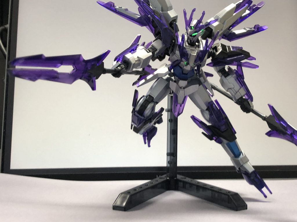 メインカラーはシルバー。一部はホワイトパールコートしたのですが、あまりわからない…。サブ(アクセント?)がメタルブラックとメタリックブルー。スネのみキャンディー塗装のメタリックブルーです。関節が黒鉄色で武器が赤鉄色です。今回はなるべくアクリジョン使ってます。(そろそろ古いやつはダメになりそうなので)アクリジョンの蛍光イエローは可視光だと黄色ですが、UV当てるとほとんど緑にしか見えませんね。