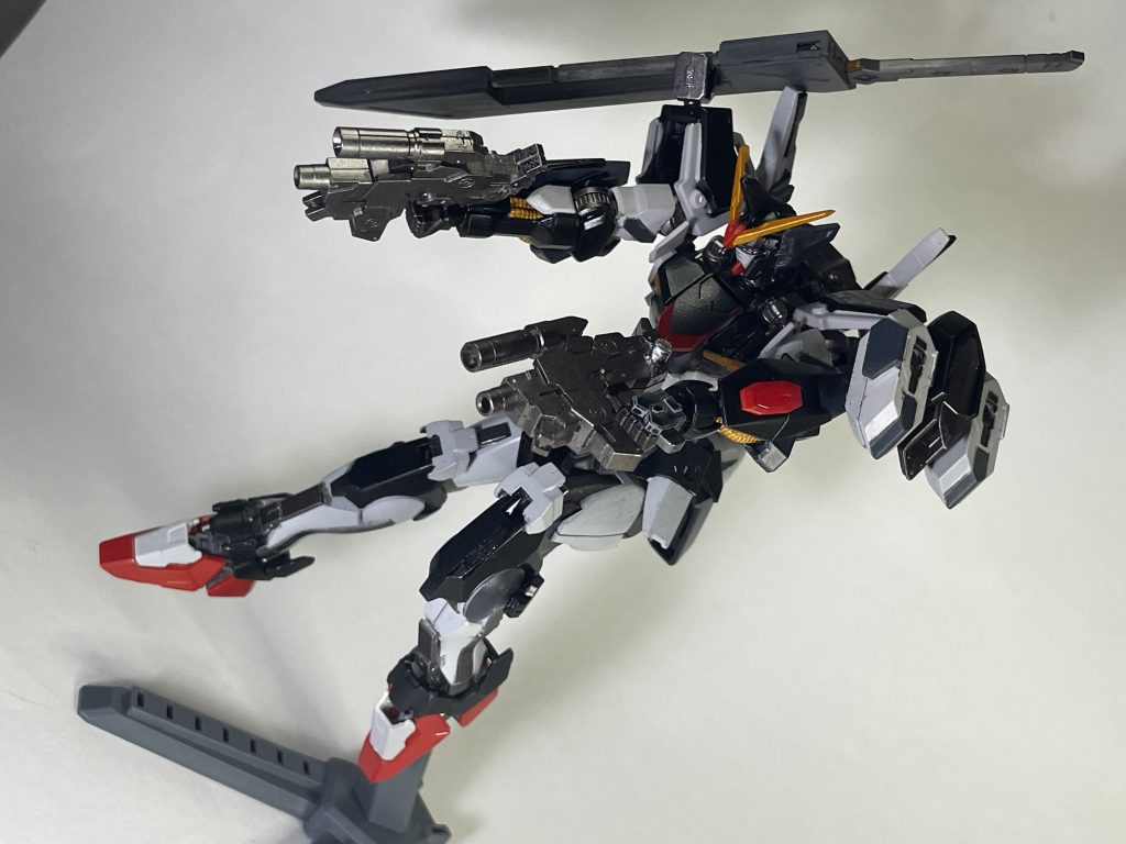 マルチショートライフルは実弾とGN粒子を利用したビームに変更できる仕様です。