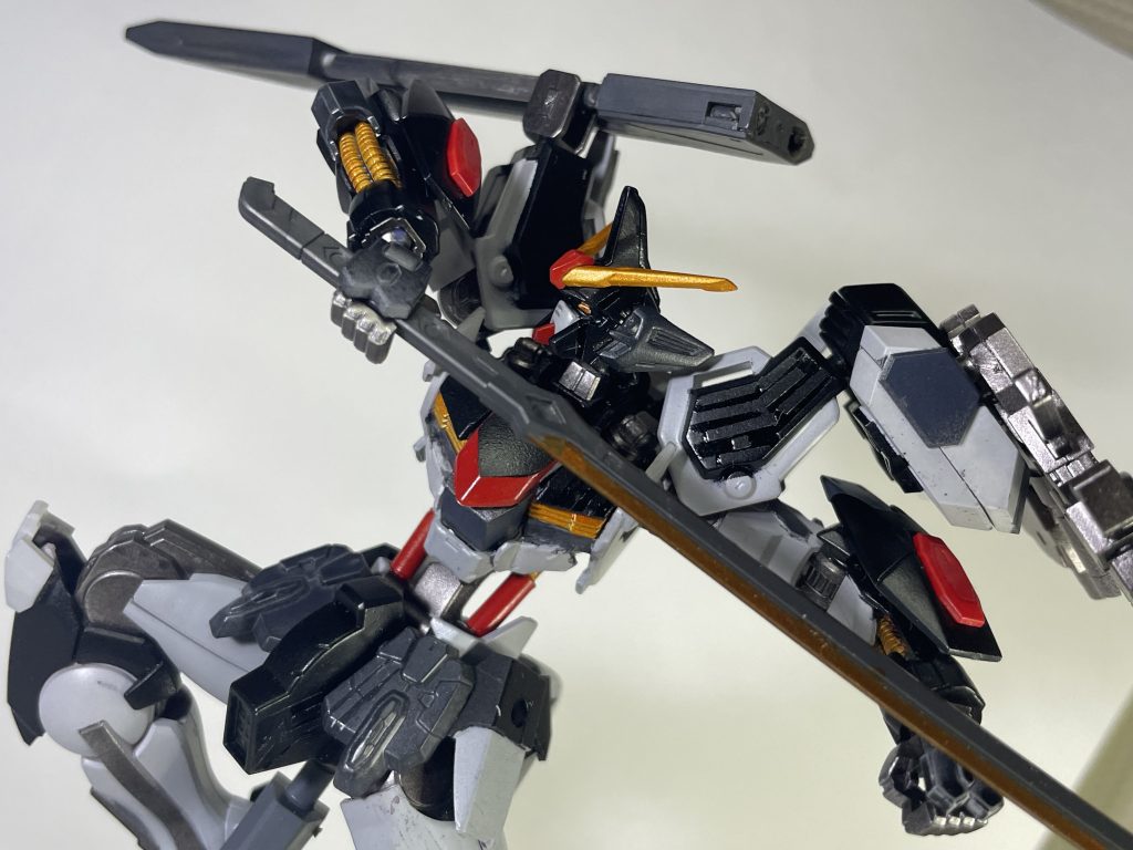 肩部の大剣には太刀が収納されており、大剣はグリップが伸縮し、二刀流で戦えます