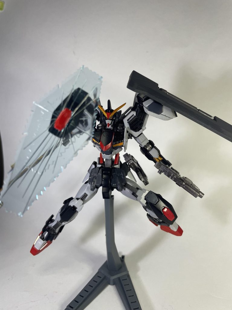 ストライクフリーダムの物を流用したビームシールドはドラグーンとして機能し、磁石によって両腕と両膝に装備させることが出来ます。