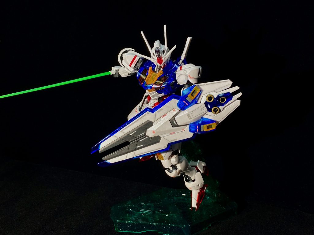 で、この最新ガンダム、最新フォーマットのガンプラを味わってみたいという思いは十分過ぎるほどあったのですが、いかんせん気付けば積まれるプラモの山。ここで迂闊に手を出してもまた埋もれていくのが目に見えるので大人の自制心で耐え忍んでいました。そう、ガンプラ一番くじの出現までは…