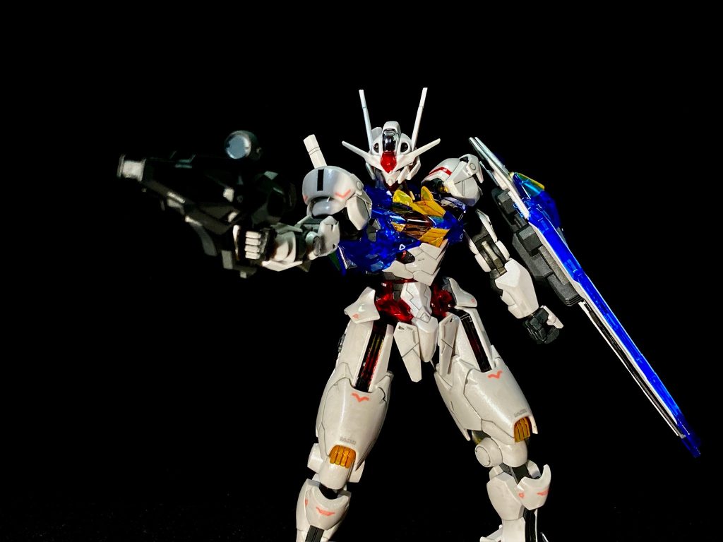 前回のガンプラ一番くじでは3回目でHGバルバトスが当たったので、今回もとりあえず運試しで一回引いてみたらエアリアル一発ゲット。790円で最新フォーマットのガンプラが手に入って最&高でしたが、後日二匹目のどじょう(ルブリス)を狙って2回追い金してますので、結局2,370円。手に入れたタンブラーは塗装筆立てに、ビジュアルボードはガンプラショーケースの背景紙に使いますから無駄にはしない。