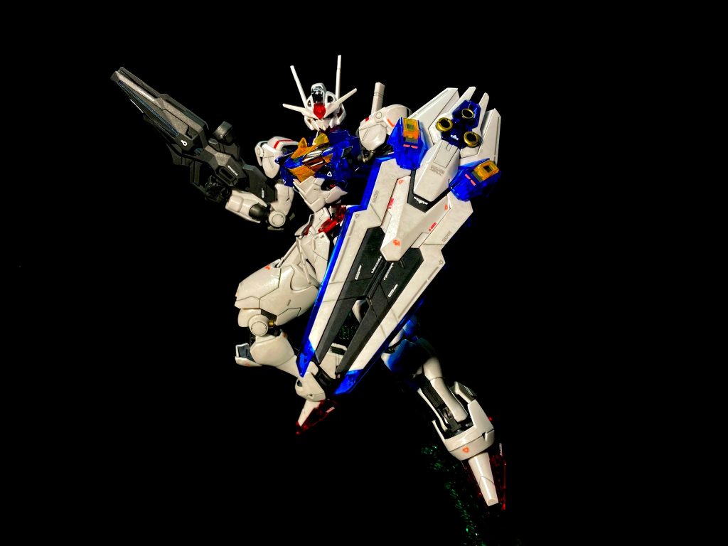 アニメとしてのガンダムについてですが、自分で振り返ってみてビックリ!なんと水星の魔女が初めてのリアタイ視聴作品でした。幼い頃からガンダム好きだったのですが、民法二局しか映らないど田舎暮らしであった為、ガンダムが放映される環境にいなかった事が第一の敗因。レンタルビデオ屋さんはあったんですが、一本に2〜3話しか入っていないVHSを10何本も借りる、そしてまた返すという行為に踏み出せず。劇場3部作シリーズとか逆シャアなんかの映画作品は一本で完結するので割と見てましたけど。