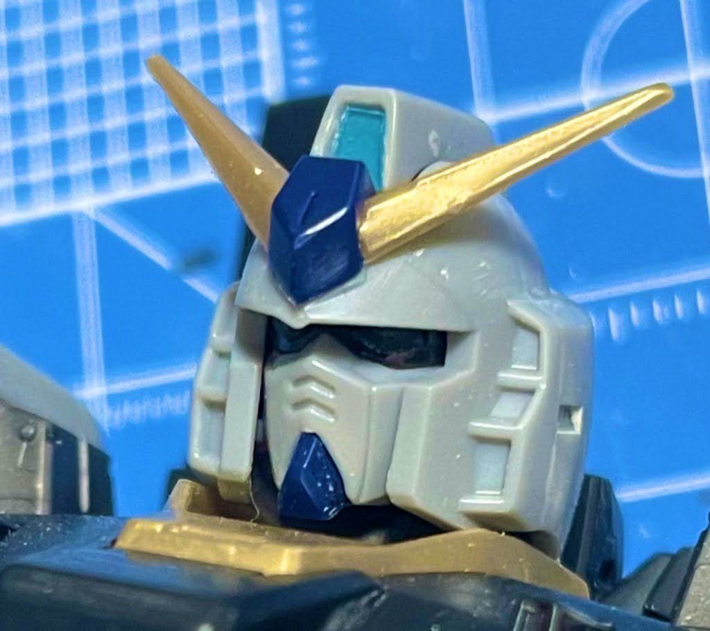 額のメインカメラはビームサーベルのクリアランナータグを削って貼り付けました。お手軽だけどいいアクセントに。クリアパーツのランナーはポテンシャル高いです笑裏からアルミくらい貼ればよかったなーと今ちょっと後悔してます笑