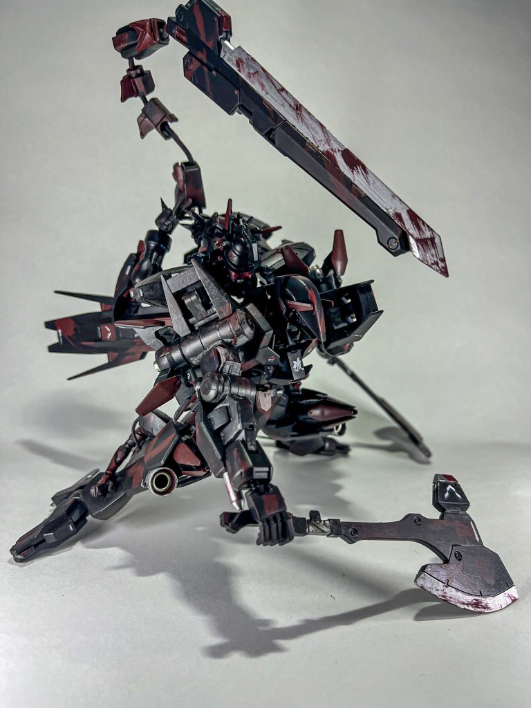 ボディの入れ替えも可能グレイズアインがベースとなり、アンバランスな体型から前傾姿勢の突撃機となりますより攻撃的な印象になりますね!