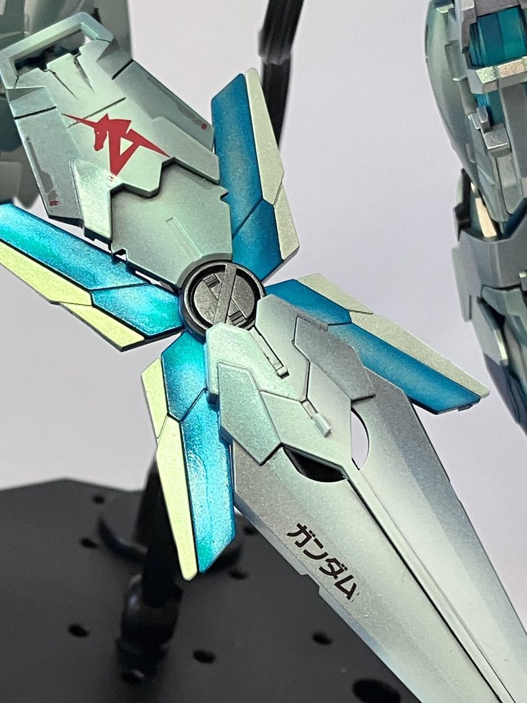 シールドやサイコフレーム各種にはグラデーションで発光させていない状態でも輝いてるように塗装しました。