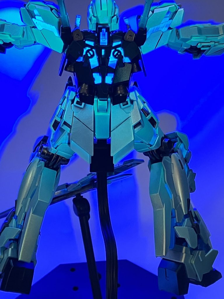 バックパックは蛍光塗料を混ぜていないので発光しないのでサイコフレームだけが目立って光るようになっています