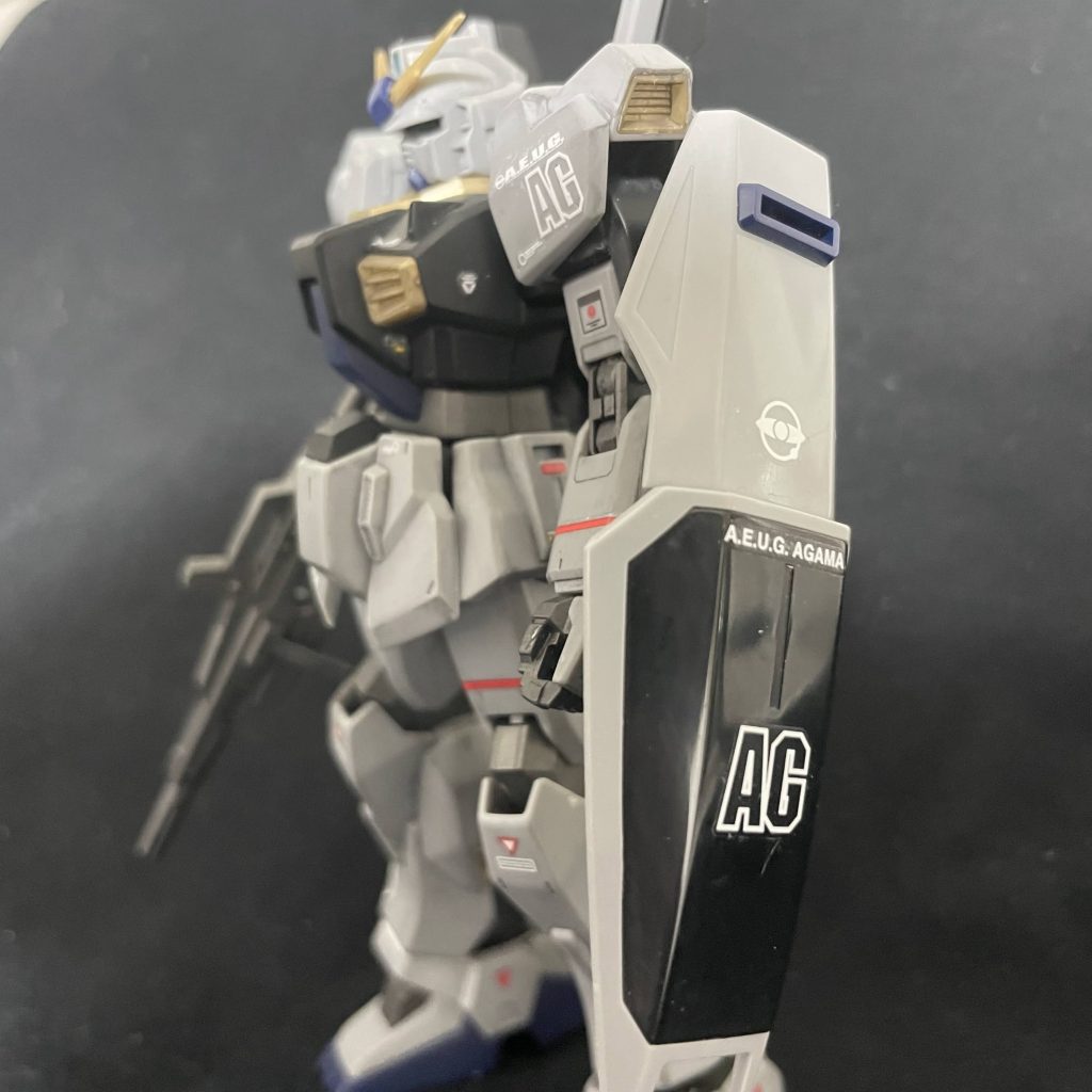 シールドはビームコーティングの気分でツヤッツヤに。これ、クリアは吹いてなくてヤスリがけのみで仕上げました。600番でヒケを消し、そのまま徐々に番手を上げて10000番までいきました。ヤスリ職人になった気分でした（なんそれ