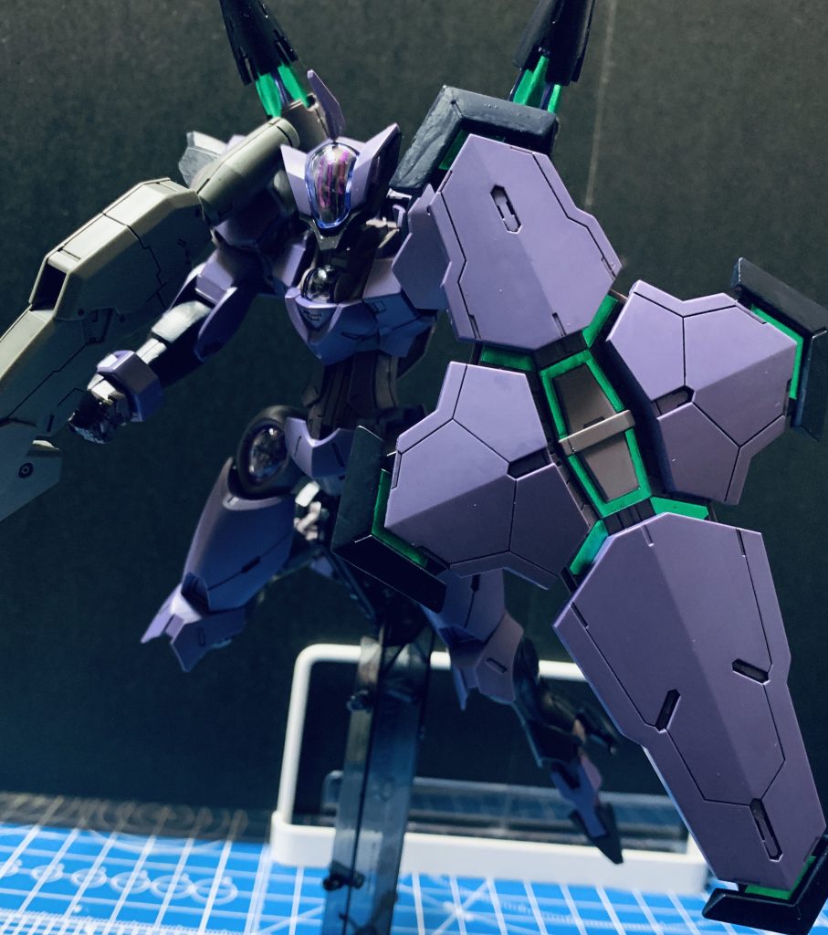 初調色で塗ってみましたが気持ち黒少なくてもよかったかも？アクリル塗料の墨入れは上手くいって良かったです。しかしベギルペンデポージング決まるうーシールドカッコいいー…