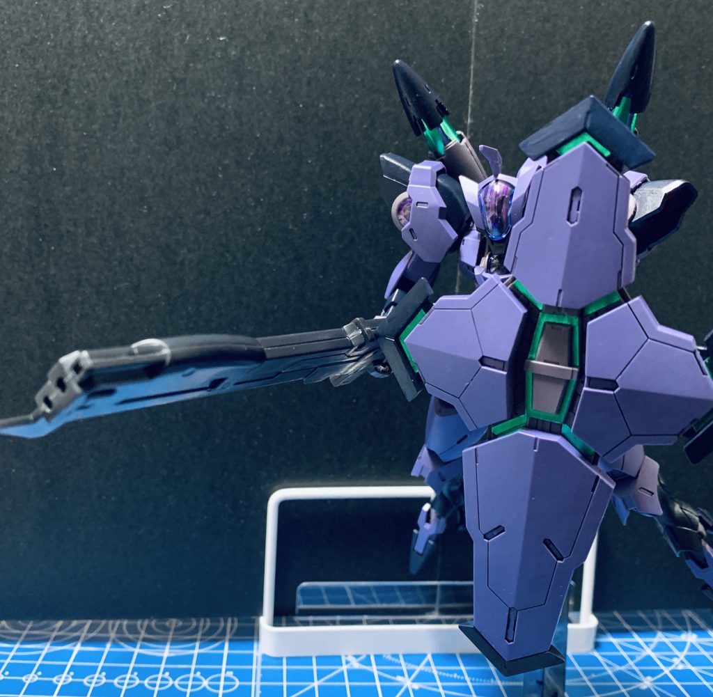 その辺にあったライフル持たせて分からせにいくポーズ。あれ銃口どこいったの…今気づいたよ？グラスレー社のMSなんでこんなにそそるんだろう？興味無かった人でも作ってみたら好きになる機体だと思います。まだ作ってない人は是非。