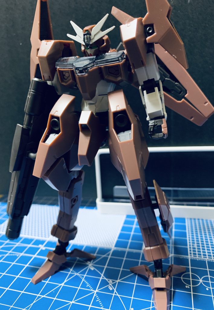 そんなソーン君ですが手と足の関節を交換できるという噂があったのでやってみました・・・これは・・・好きだあ。注意点としては可動範囲が狭くなってしまうのと、手のパーツと袖が干渉してしまうことでしょうか、カットなり延長なりの工作が必要になってくるかも。